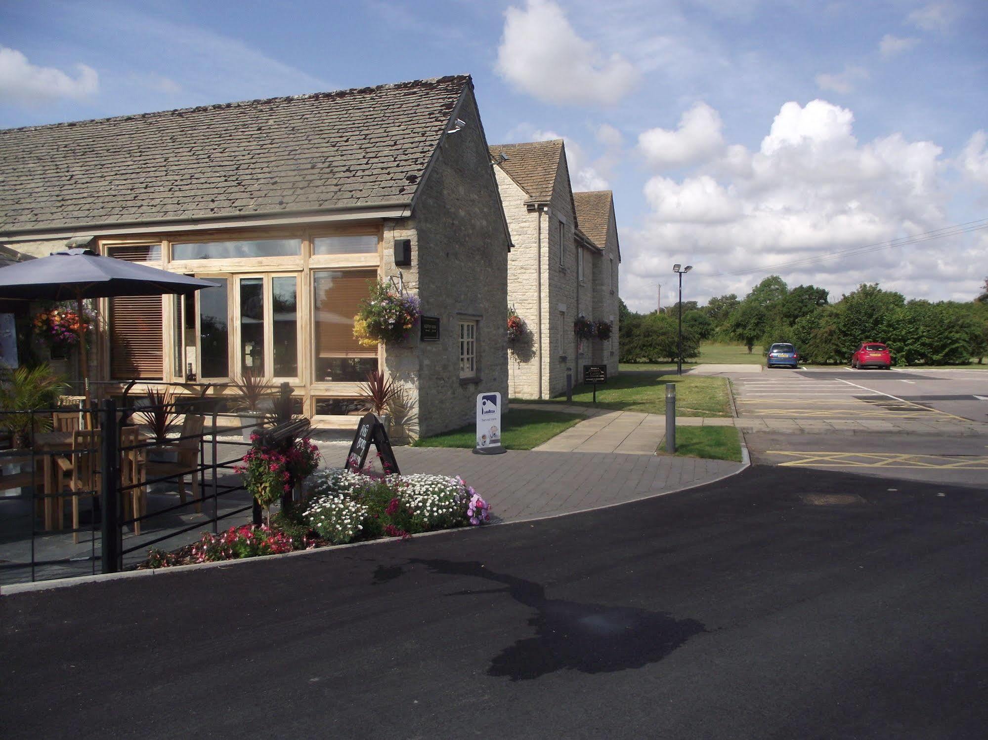 Sturdys Castle Motel Kidlington Eksteriør billede